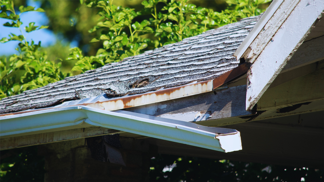 A NJ gutter handing from a home that needs to be replaced. 